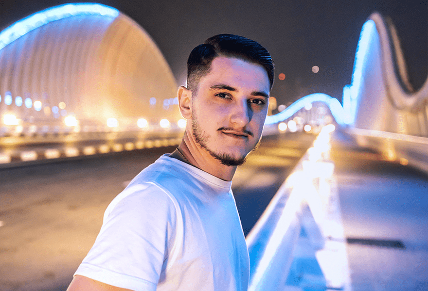 Fernando Barp em um ambiente urbano à noite