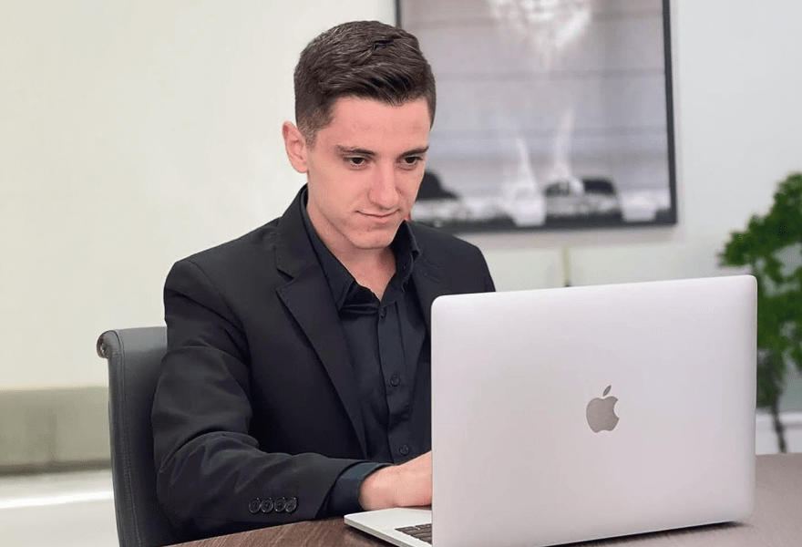 Fernando Barp trabalhando em um laptop