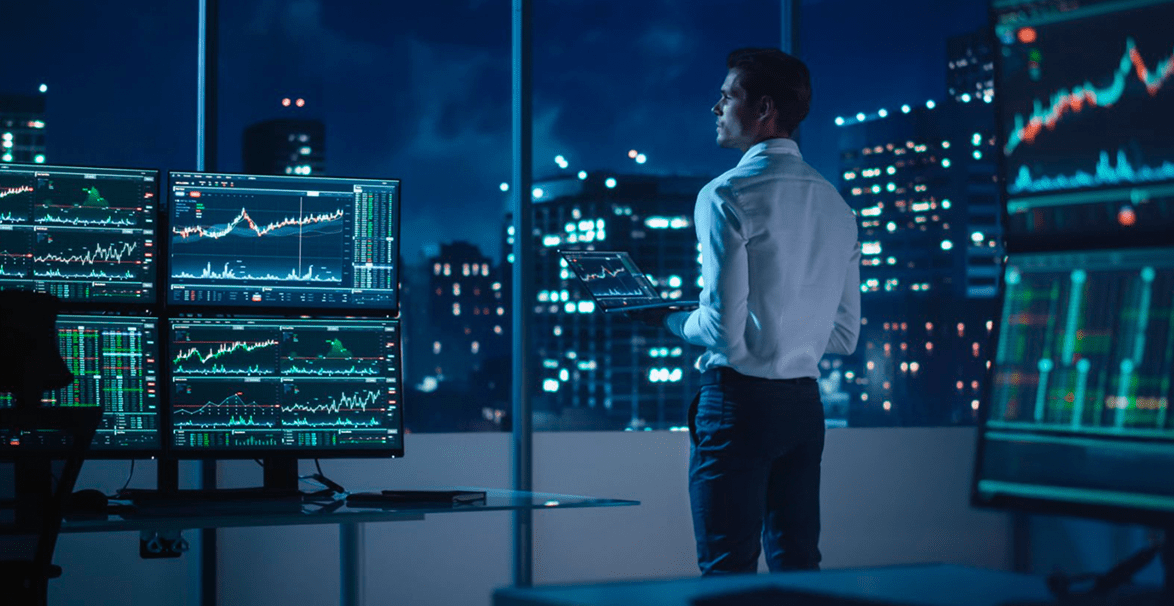 Investidor olhando monitores